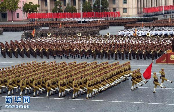 10月10日，在朝鲜首都平壤，朝鲜政府举行盛大的阅兵活动，庆祝朝鲜劳动党建党70周年。 新华社记者饶爱民摄