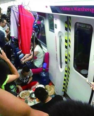26日18时许，广州市地铁一列车内出现让人吃惊的一幕：三名男子在车厢地板席地而坐，摆上小桌子吃喝起来，并把衣服晾在扶手上。地铁工作人员发现后马上予以制止，将三人请下车，并对其进行了批评教育。《广州日报》记者发现，图中一男子将此事在某直播软件进行了直播，而且他经常以直播不文明行为的方式吸引眼球。网友呼吁对此进一步调查。