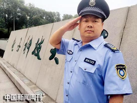 张永辉在电子科技大学当保安已有17年。图|受访者提供