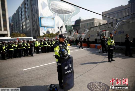 当地时间2017年3月11日，韩国首尔，韩国被停职总统朴槿惠支持者继续集会示威抗议弹劾案。为防止意外发生，警方再次以车“筑墙”阻隔示威人群。
