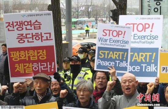当地时间3月7日，韩国民众在美国驻韩国大使馆前举行反战集会，抗议韩美举行的“关键决心”和“秃鹫”联合军事演习。