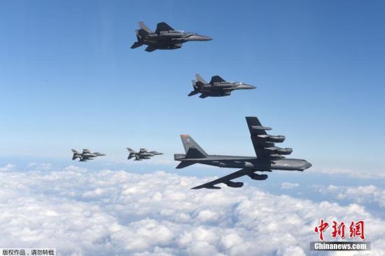 当地时间1月10日，美国派一架B-52型远程战略轰炸机于10日上午飞越韩国领空，驻韩美军在一份声明中说，这次飞行任务是“对朝鲜挑衅行为的回应”。