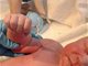新生儿手握避孕环出生?系新生儿和节育器同时产出后摆拍！