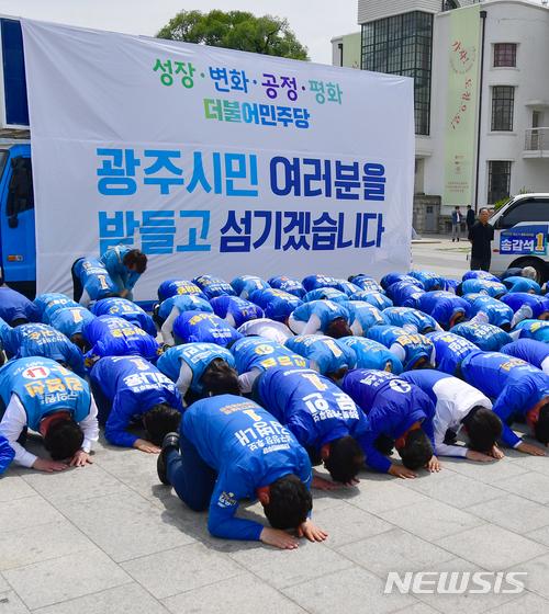 韩国地方选举候选人下跪磕头求选票 路人视而不见