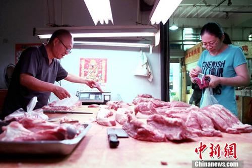 资料图：民众于菜市场内购买猪肉 <a target='_blank' href='http://www.chinanews.com/'>中新社</a>记者 张远 摄