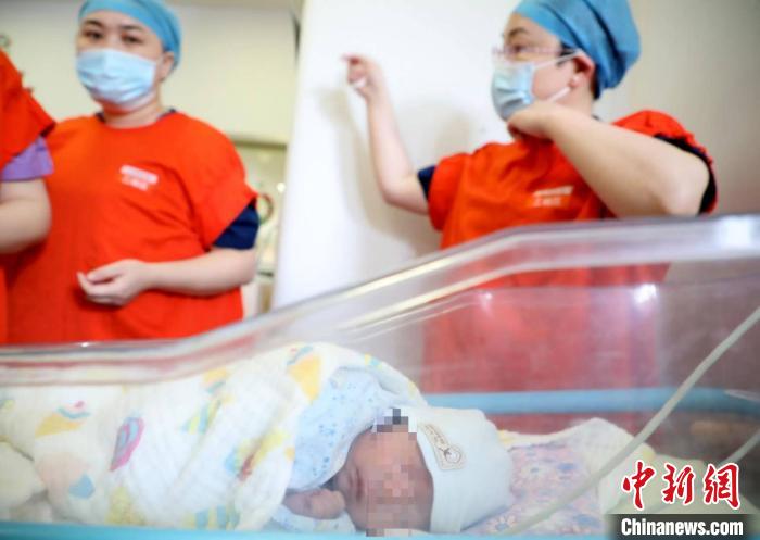 罹患复杂危重先心病的“袖珍宝宝”上海康复出院心脏比鸽蛋还小