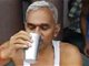印度议员亲自示范喝牛尿预防新冠 最好早上空腹喝