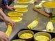 12位市民做5000个牛舌饼送地震灾区